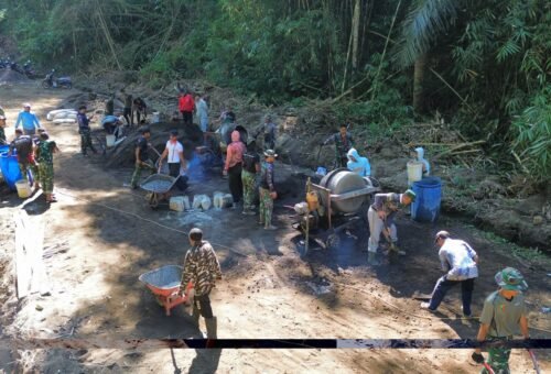 Kinerja Bersama Satgas TMMD dan Warga Tingkatkan Progres Pembangunan Rabat Beton di Desa Sekardadi