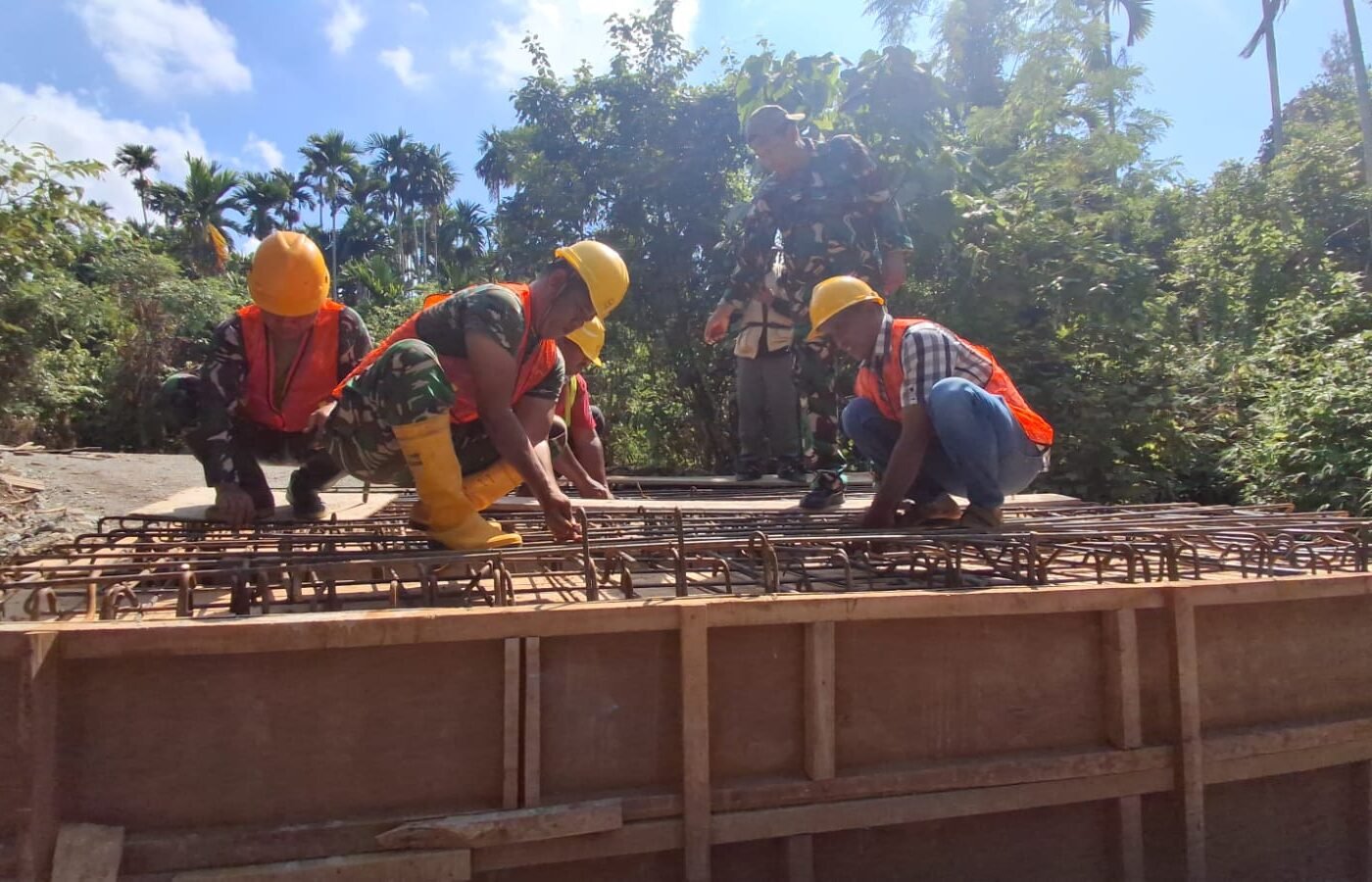 Percepatan Pemasangan Bekisting Box Culvert TMMD Ke-129 Kodim 0102/Pidie untuk Penguatan Jembatan Desa
