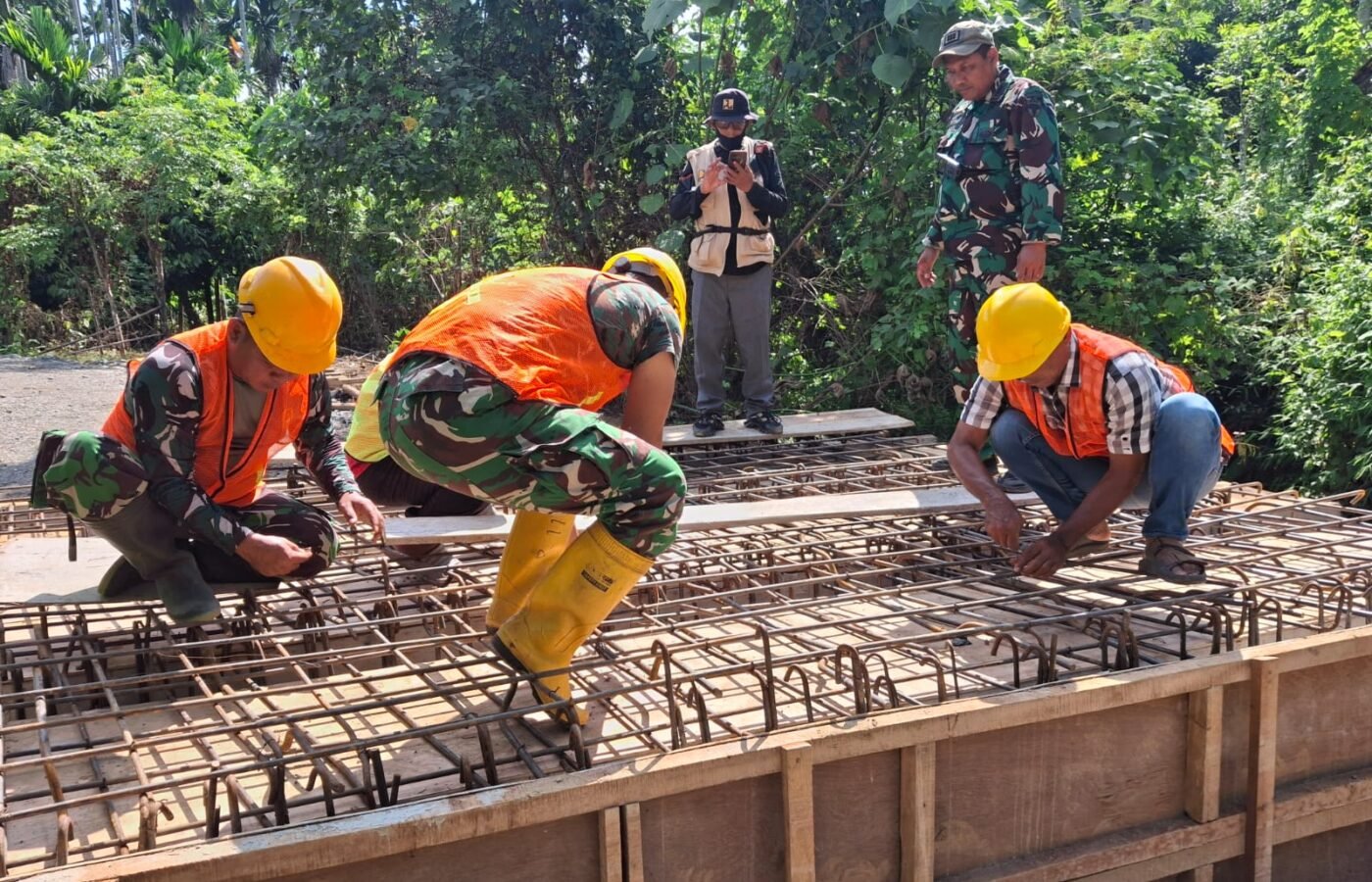 Kerja Sama Masyarakat dan Satgas TMMD Percepat Pembangunan Box Culvert di Lhok Panah