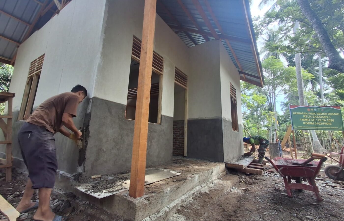 Kebanggaan Sertu Ramadhan dalam TMMD: Membangun Hunian Layak di Desa Lhok Panah