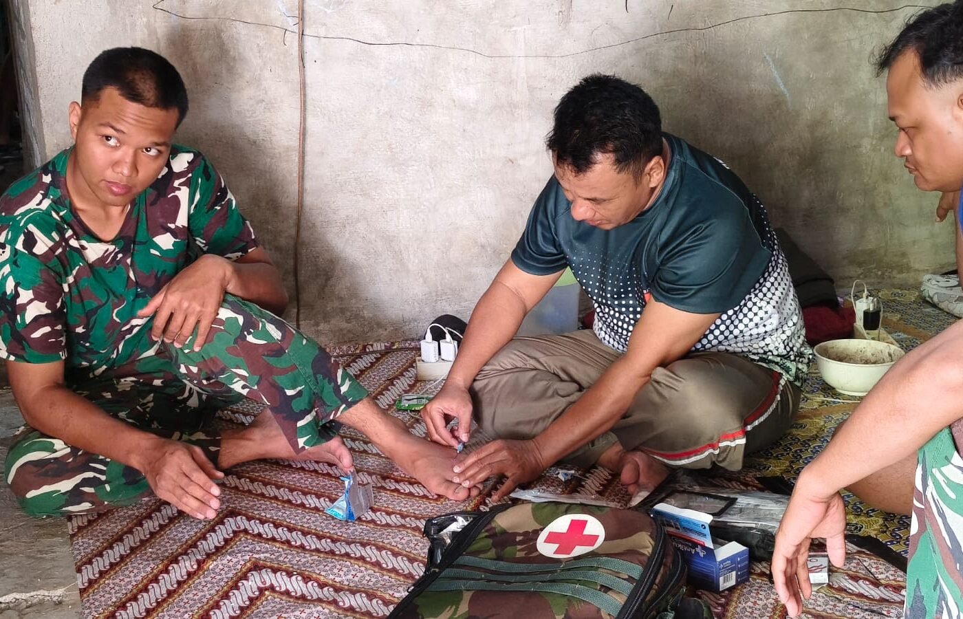 Kepedulian Tim Medis Kodim Lamongan bagi Prajurit di TMMD 129