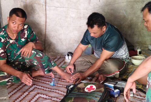 Kepedulian Tim Medis Kodim Lamongan bagi Prajurit di TMMD 129