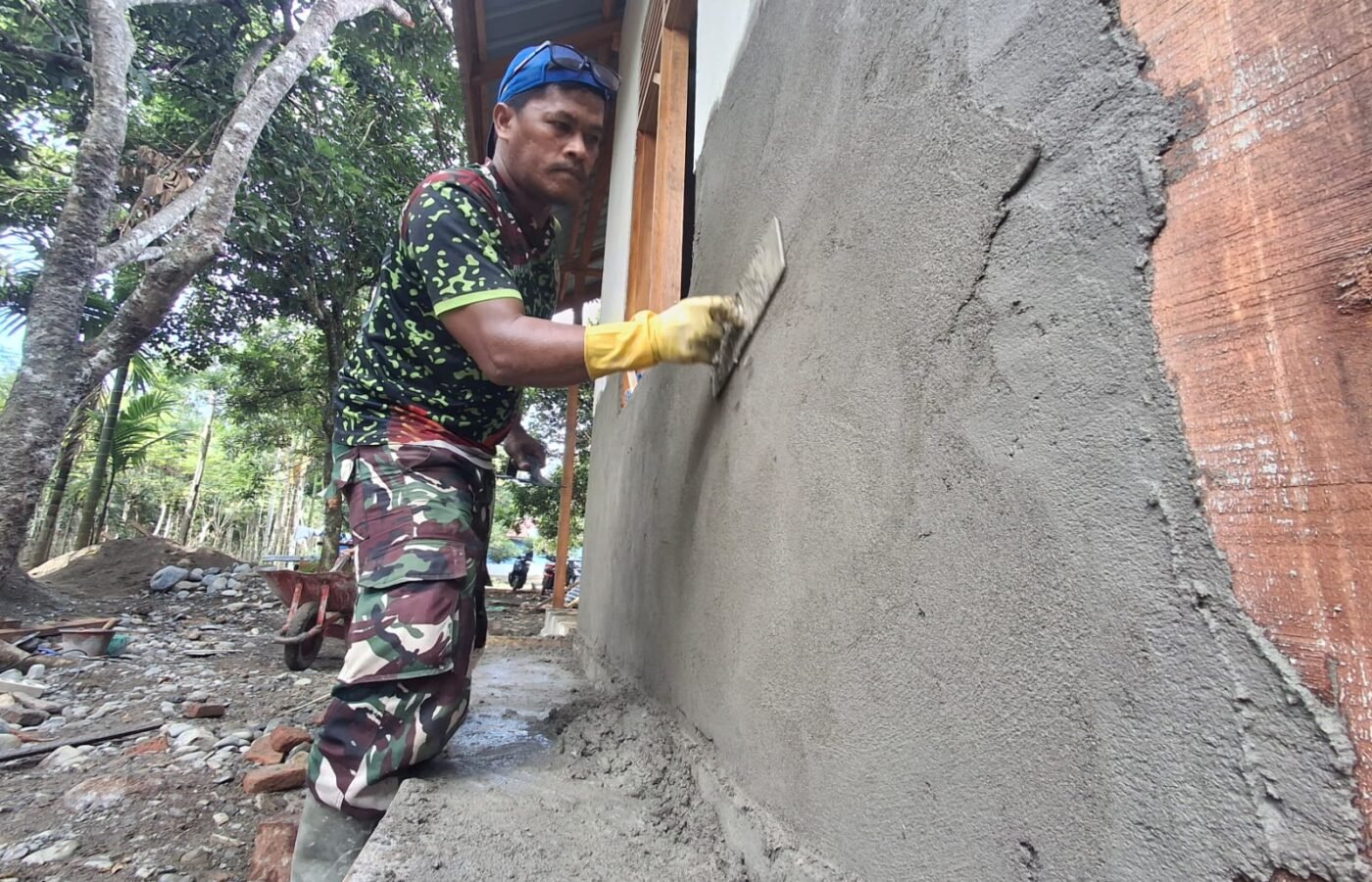 Dedikasi Satgas TMMD dalam Mewujudkan RTLH Ibu Rabumah