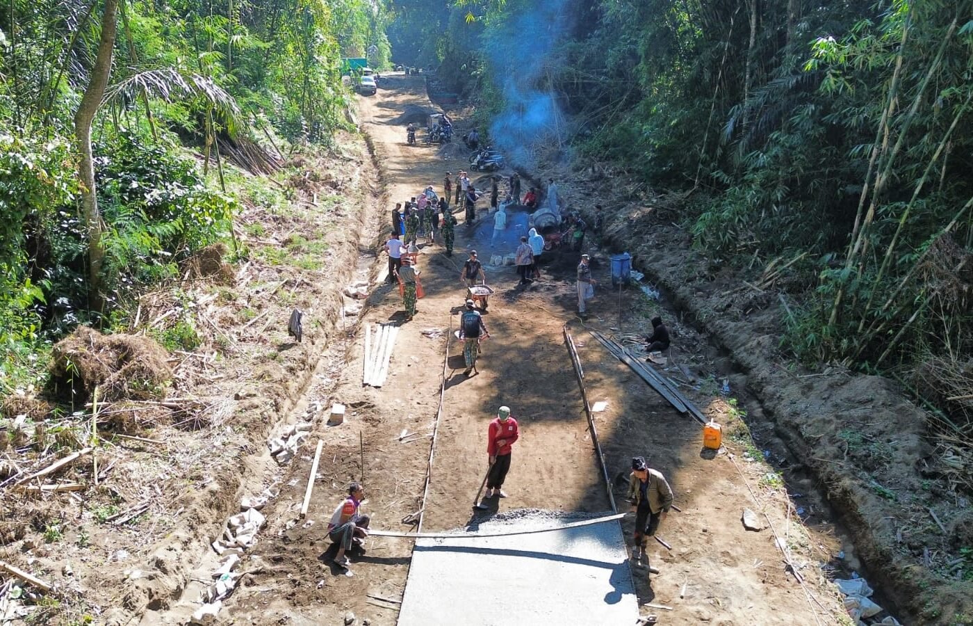 Komitmen Anggota Satgas TMMD Ke-129 di Bangli Terus Meningkat untuk Penyelesaian Rabat Beton