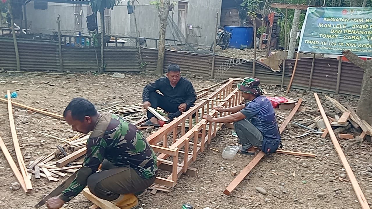 Inisiatif Satgas TMMD Ke-129 Kodim 0102/Pidie: Membangun Kandang Ayam untuk Ketahanan Pangan