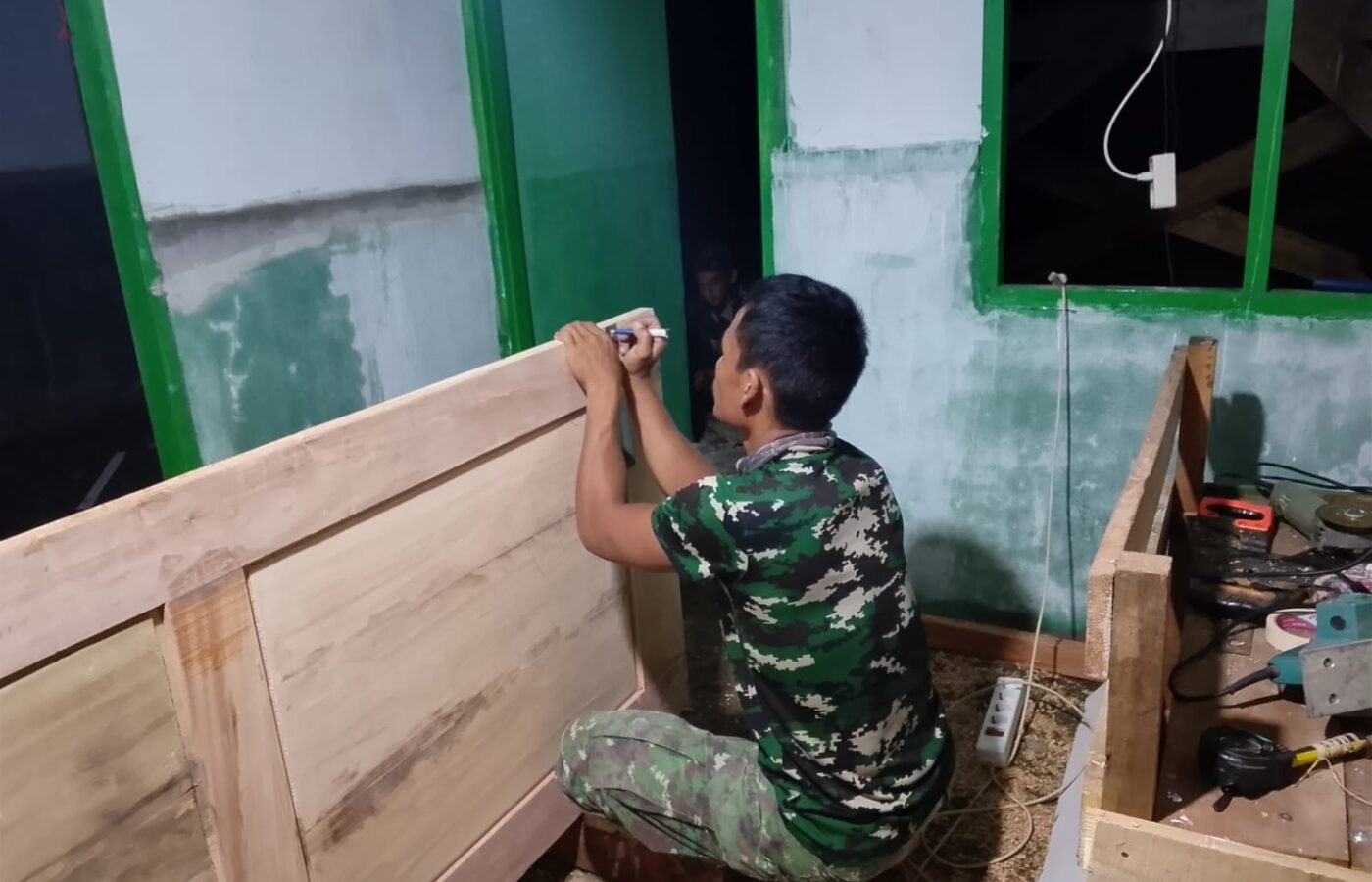 Lembur Menyelesaikan RTLH, Satgas TMMD Ke-129 Kodim 0102/Pidie Beri Dedikasi Tinggi