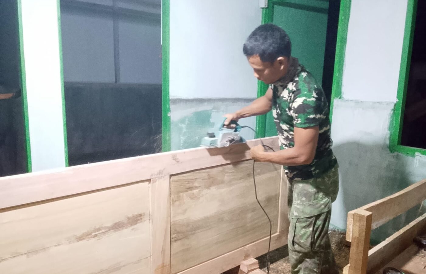 Giat Malam Satgas TMMD Ke-129 Kodim 0102/Pidie Teruskan Pemasangan Pintu RTLH