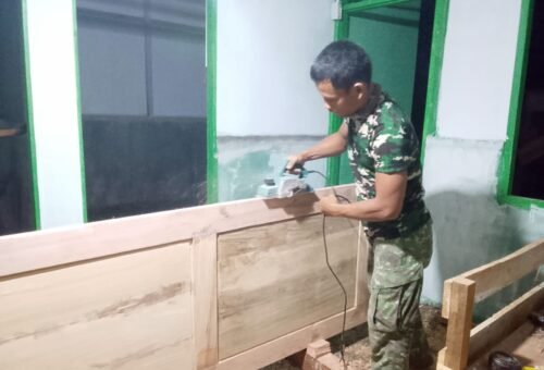 Giat Malam Satgas TMMD Ke-129 Kodim 0102/Pidie Teruskan Pemasangan Pintu RTLH