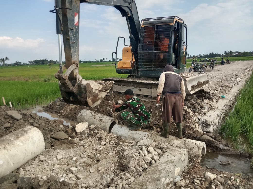 Semangat Gotong Royong, Satgas TMMD Ke-129 Kodim 1404/Pinrang Maksimalkan Pemasangan Gorong-Gorong