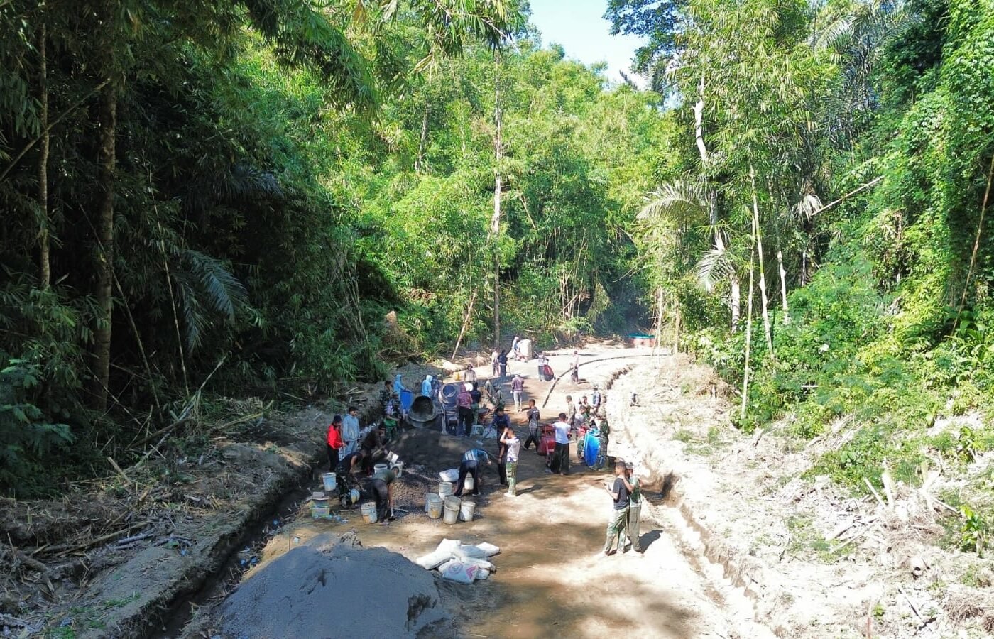 Fokus pada Kualitas, Satgas TMMD Ke-129 Kodim 1626/Bangli Laksanakan Pengerjaan Rabat Beton