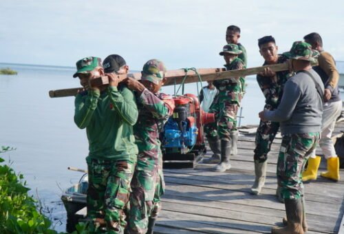 Kerjasama TNI dan Warga dalam Pengadaan Mesin Air di Desa Umbele