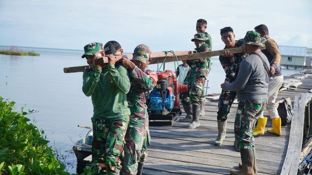 Kerjasama TNI dan Warga dalam Pengadaan Mesin Air di Desa Umbele