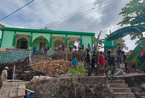 Solidaritas Masyarakat Desa Polewali, Bersama Laksanakan Gotong Royong di Masjid