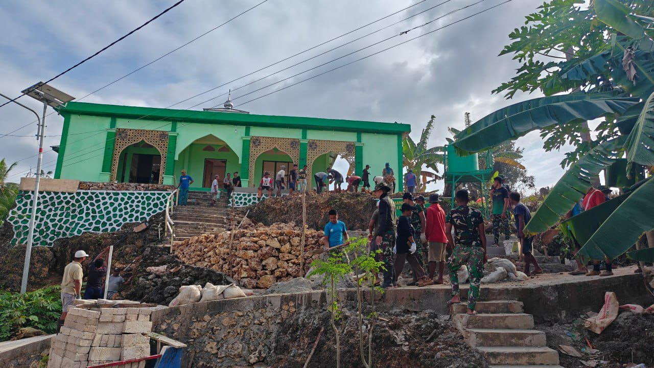 Solidaritas Masyarakat Desa Polewali, Bersama Laksanakan Gotong Royong di Masjid