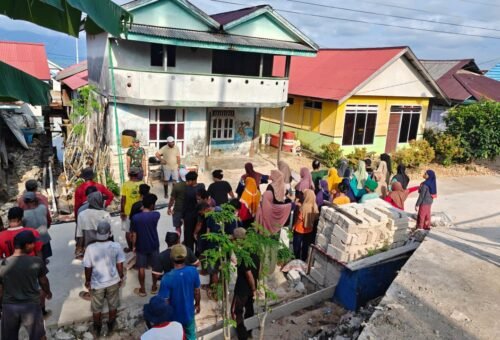 Kerja Bakti Bersama Warga Desa Polewali, Fokus Kebersihan Masjid