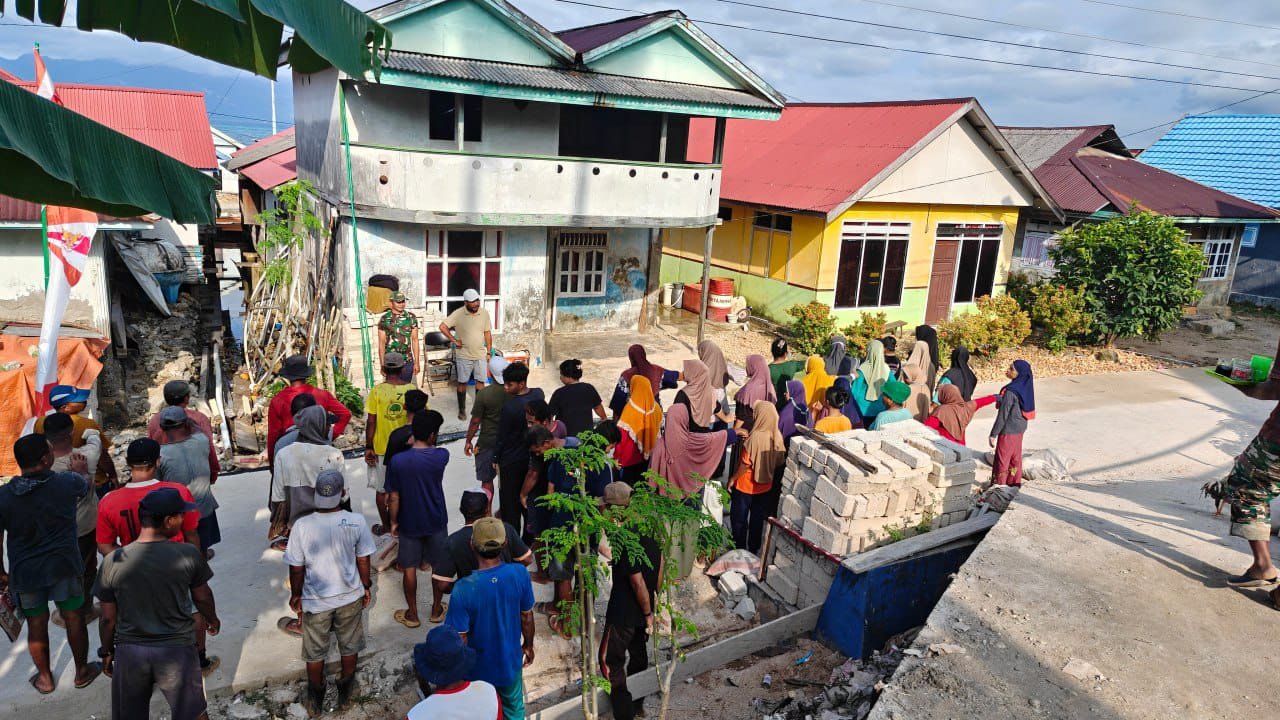 Kerja Bakti Bersama Warga Desa Polewali, Fokus Kebersihan Masjid