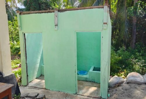 Pengecatan MCK di SDN Polewali oleh Satgas TMMD Ke-129