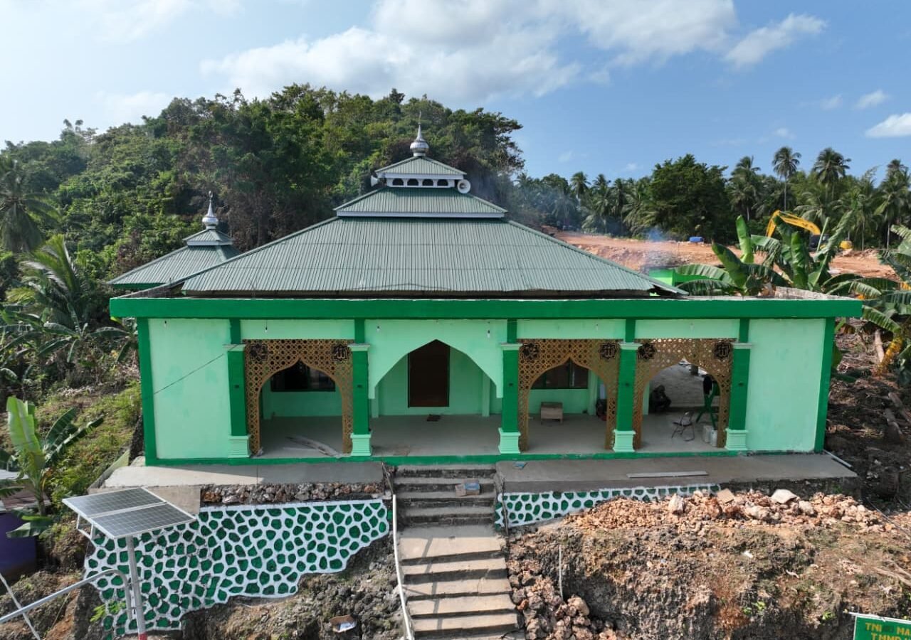 TMMD Ke-129: Pengecatan Masjid di Desa Polewali Sebagai Wujud Kepedulian