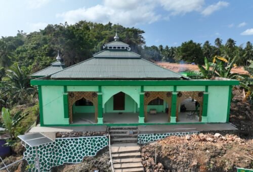 TMMD Ke-129: Pengecatan Masjid di Desa Polewali Sebagai Wujud Kepedulian