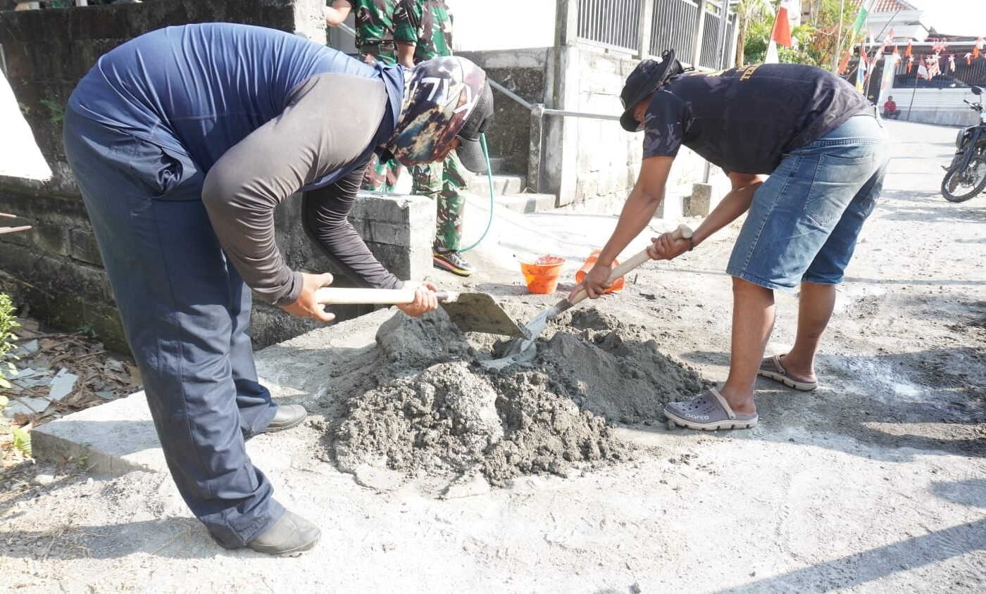 Sentuhan TNI di Desa Tlemang: Membangun Mushola untuk Kebersamaan
