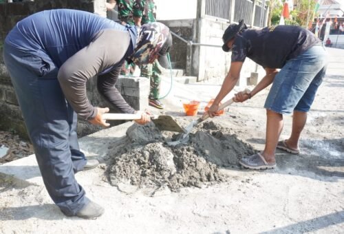 Sentuhan TNI di Desa Tlemang: Membangun Mushola untuk Kebersamaan