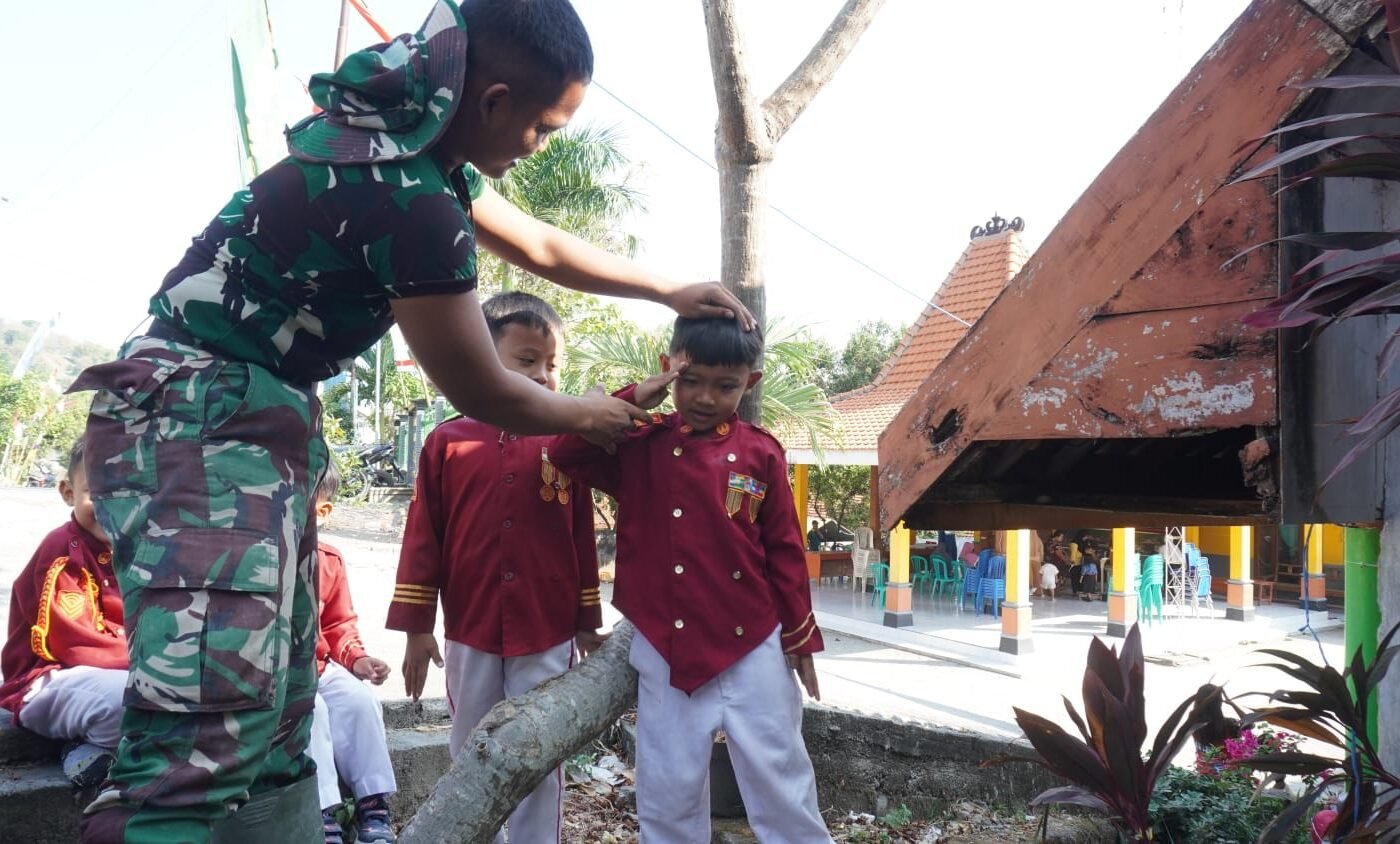 TNI Menyentuh Hati Melalui Aktivitas Edukatif untuk Anak di Lamongan