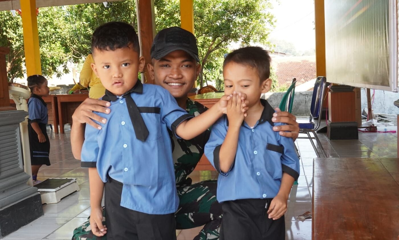 Kehangatan TNI dan Anak-Anak TK di Desa Tlemang