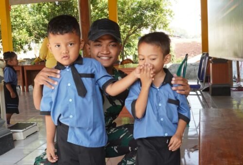 Kehangatan TNI dan Anak-Anak TK di Desa Tlemang