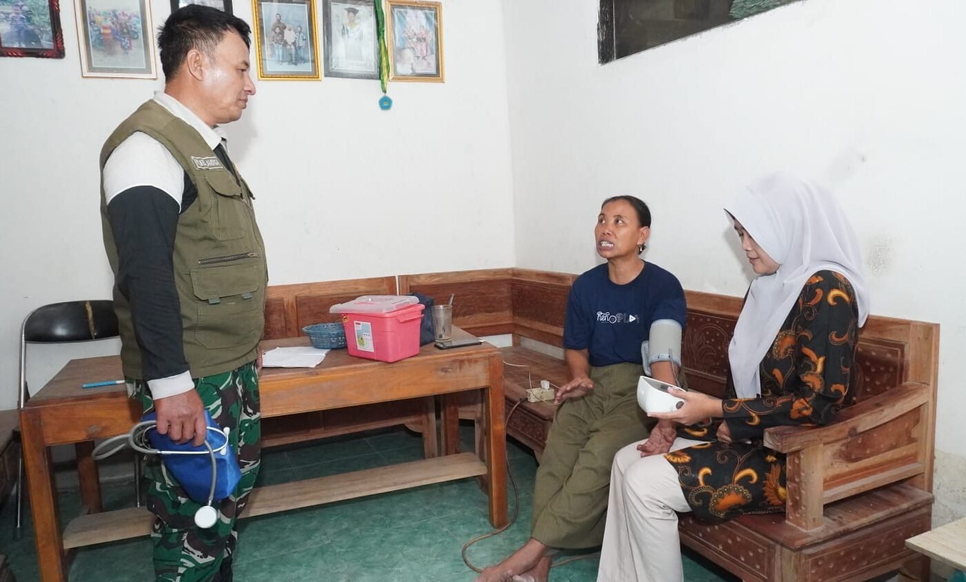 Pelayanan Kesehatan Satgas TMMD 129 Kodim 0812 di Garis Depan Desa Tlemang