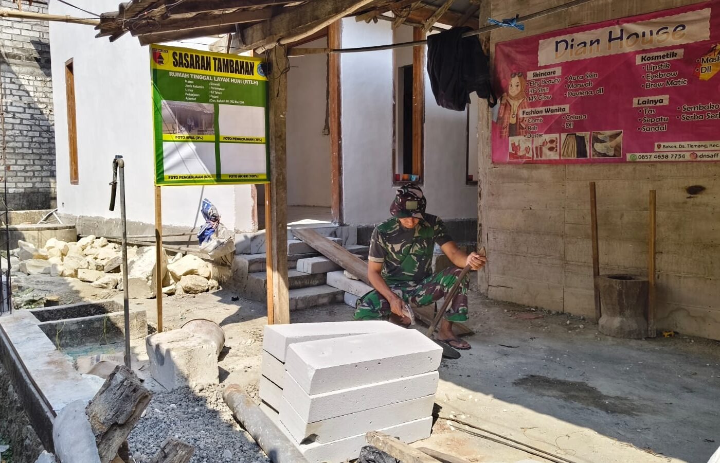 Semangat Tiada Henti, Satgas TMMD 129 Kodim 0812/Lamongan Perbaiki Alat untuk Renovasi Rumah Ibu Siswati di Dusun Tlemang