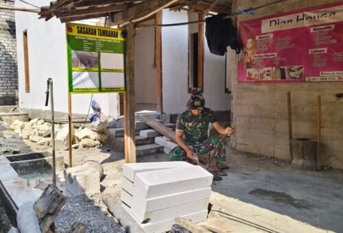 Semangat Tiada Henti, Satgas TMMD 129 Kodim 0812/Lamongan Perbaiki Alat untuk Renovasi Rumah Ibu Siswati di Dusun Tlemang