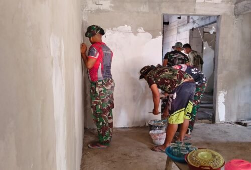 Transformasi Rumah Ibu Siswati: Satgas TMMD ke-129 Hadirkan Perbaikan Plamir Dinding RTLH
