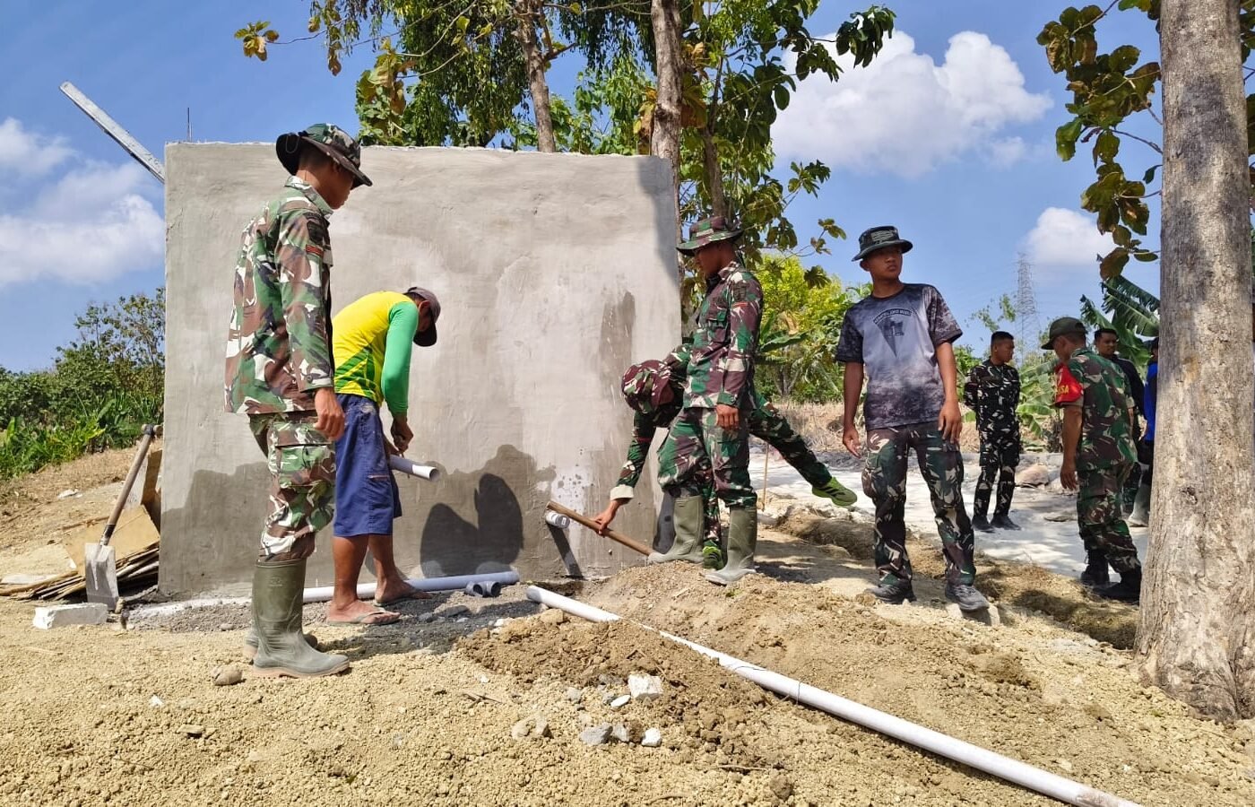 Solusi Penyediaan Air Bersih untuk Masyarakat Tlemang oleh Satgas TMMD 129 Kodim 0812/Lamongan