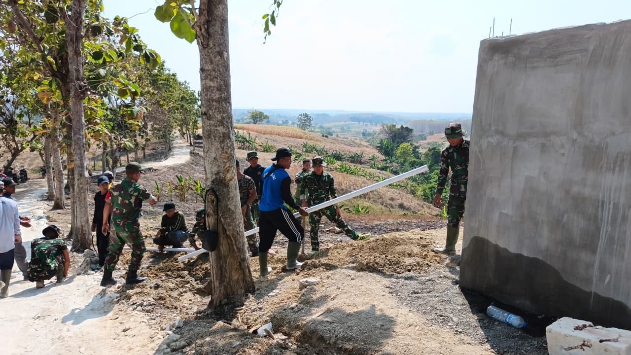 Pemukiman Dusun Bakon Mulai Nikmati Air Bersih, Satgas TMMD 129 Lakukan Pemasangan Pipa