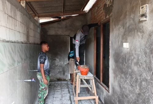 Satgas TMMD 129 Bersama Warga Tingkatkan Kualitas Mushola di Desa Tlemang
