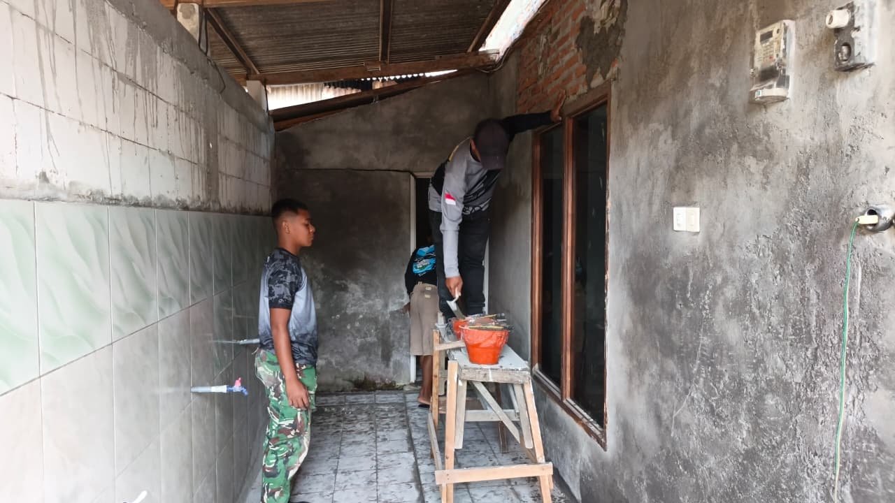 Satgas TMMD 129 Bersama Warga Tingkatkan Kualitas Mushola di Desa Tlemang