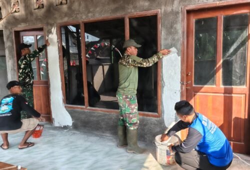 Kolaborasi TNI dan Masyarakat dalam Memperindah Mushola di Desa Tlemang