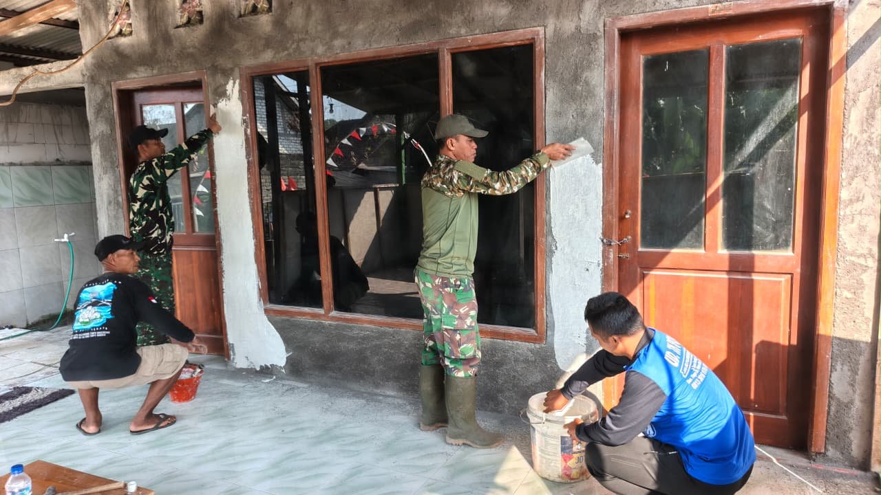 Kolaborasi TNI dan Masyarakat dalam Memperindah Mushola di Desa Tlemang