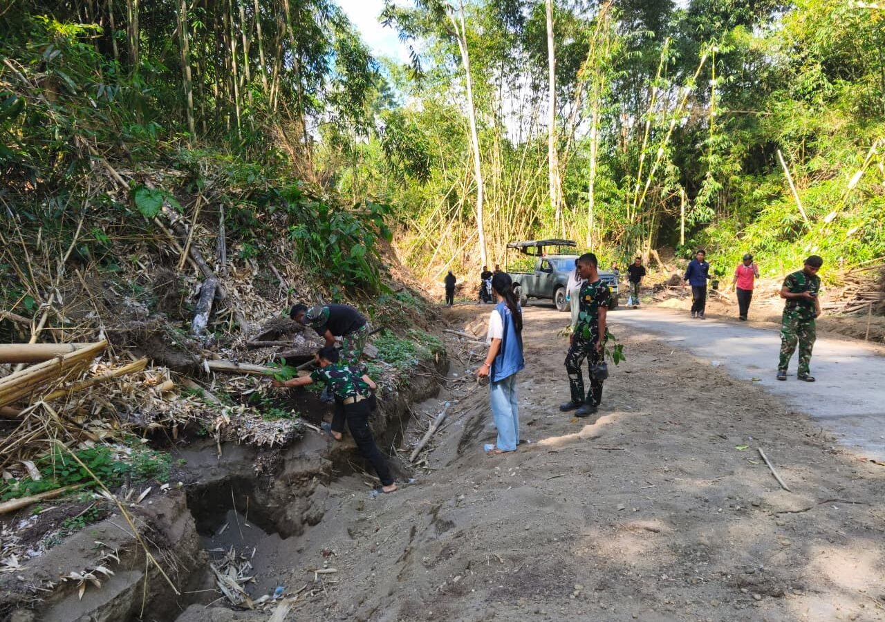 Satgas TMMD Bangli Ajak Warga Cintai Lingkungan Melalui Penanaman Pohon