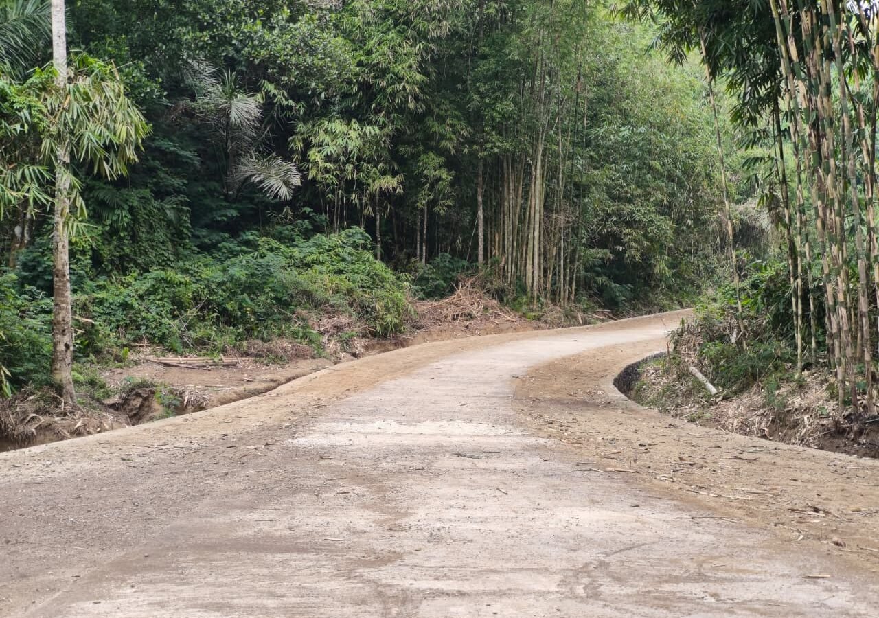 Kerjasama TNI dan Warga Sukses Selesaikan Proyek Rabat Beton di Sekardadi
