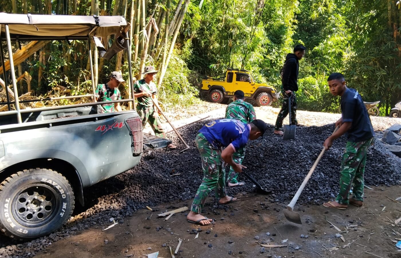 Distribusi Material Kunci Sukses Pembangunan Rabat Beton TMMD Ke-129 di Bangli