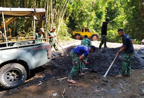 Distribusi Material Kunci Sukses Pembangunan Rabat Beton TMMD Ke-129 di Bangli