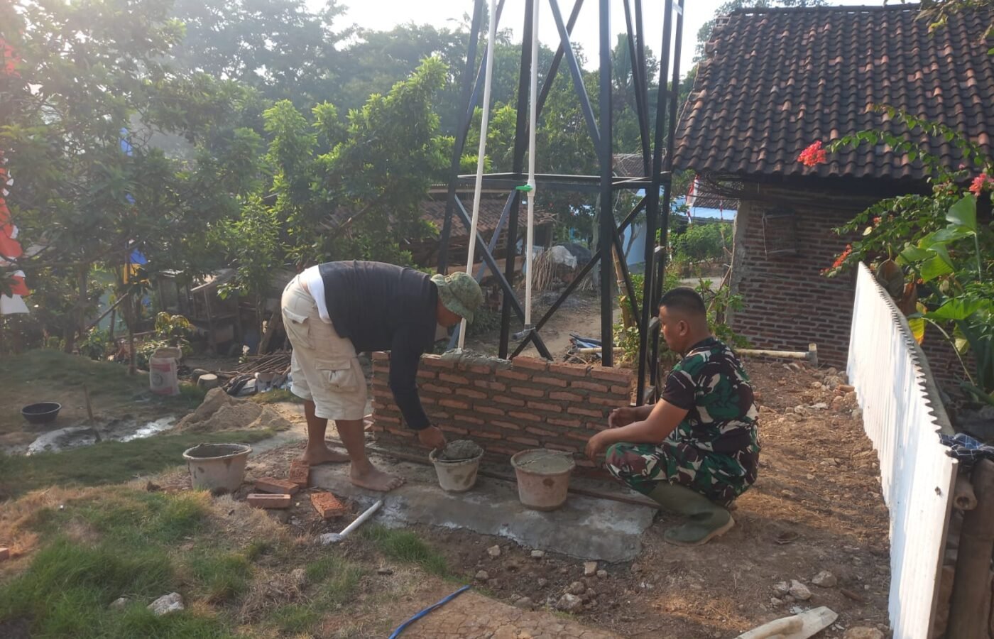 Peningkatan Akses Air Bersih, Satgas TMMD Ke-129 Perbaiki Sistem Sumur Bor