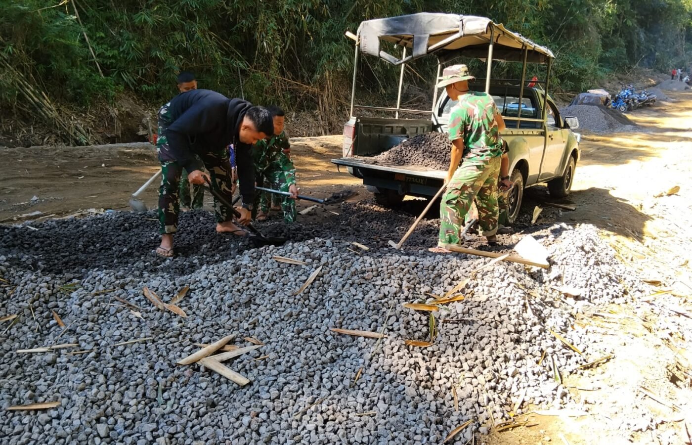 Kebersamaan Masyarakat dan TNI Dalam Pembangunan TMMD Ke-129 di Bangli