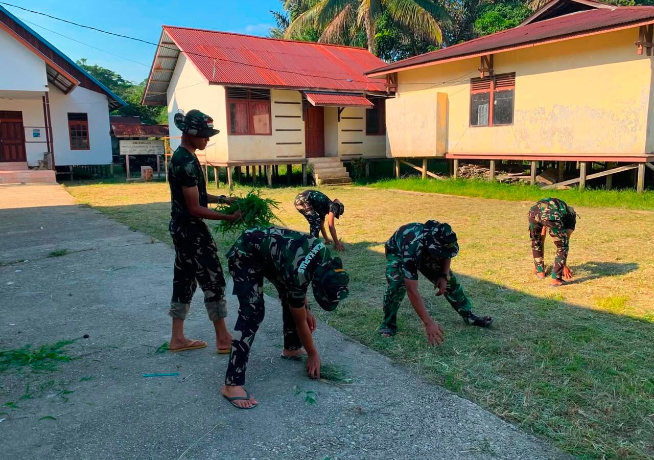 Mewujudkan Desa Sehat dan Bersih, Satgas TMMD Regtas Ke-129 Kodim 1206/Putussibau Gelar Aksi Pembersihan di Desa Ulak Pauk