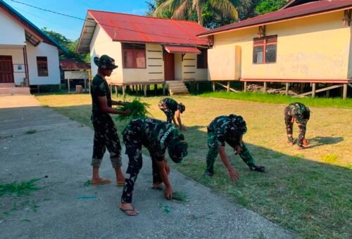 Mewujudkan Desa Sehat dan Bersih, Satgas TMMD Regtas Ke-129 Kodim 1206/Putussibau Gelar Aksi Pembersihan di Desa Ulak Pauk