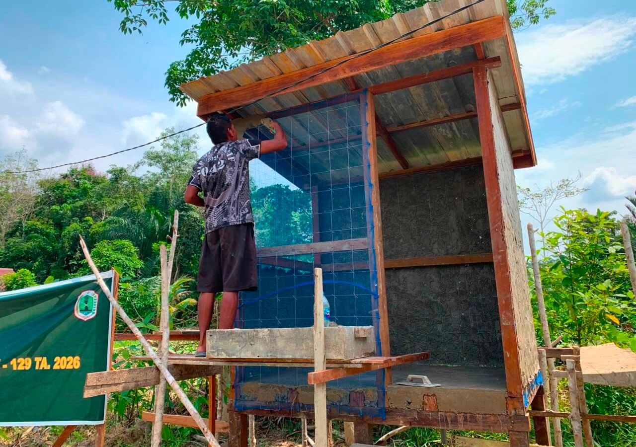 Pembangunan MCK Masjid Al-Hidayah Desa Ulak Pauk oleh Satgas TMMD Ke-129 Kodim 1206/Putussibau
