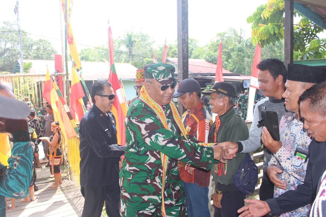 Kedatangan Meriah Tim Evaluasi TMMD Pati di Lokasi Kodim 1206/Putussibau