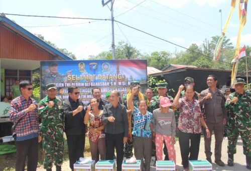 TNI Berikan Bantuan Tali Asih di Desa Ulak Pauk dan Belatung