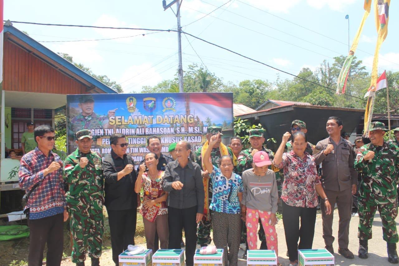 TNI Berikan Bantuan Tali Asih di Desa Ulak Pauk dan Belatung